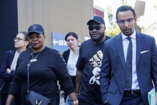 L'avocat Simon Ntah et la veuve de Mike Ben Peter arrivent lundi matin au tribunal.